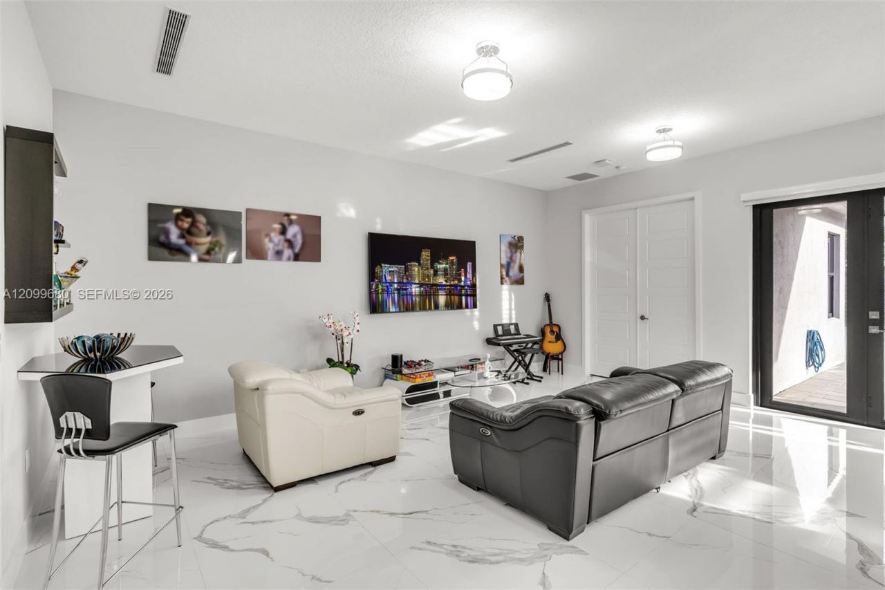 8924 NW 161st Ter, Miami Lakes, FL 33018 Photo