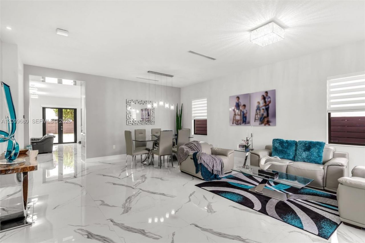 8924 NW 161st Ter, Miami Lakes, FL 33018 Photo
