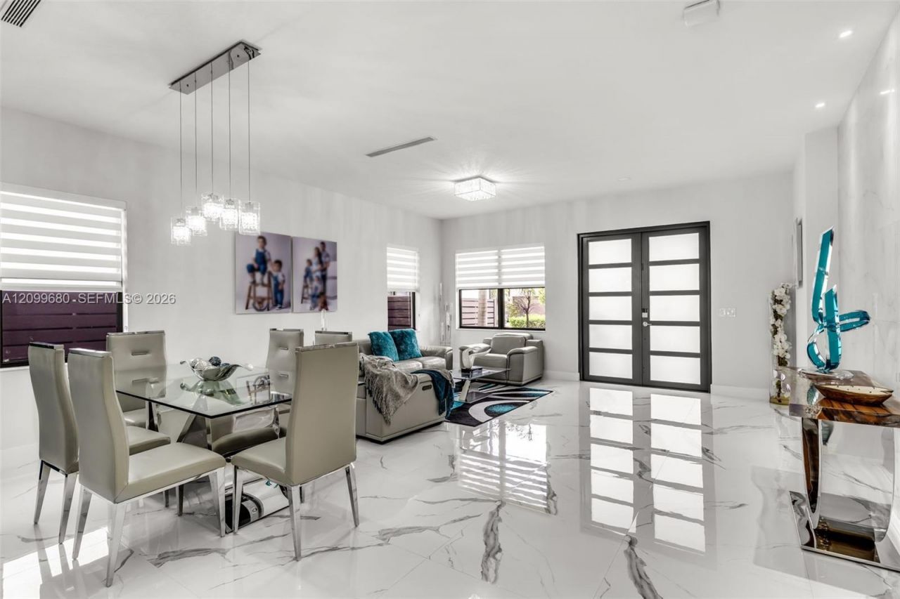 8924 NW 161st Ter, Miami Lakes, FL 33018 Photo
