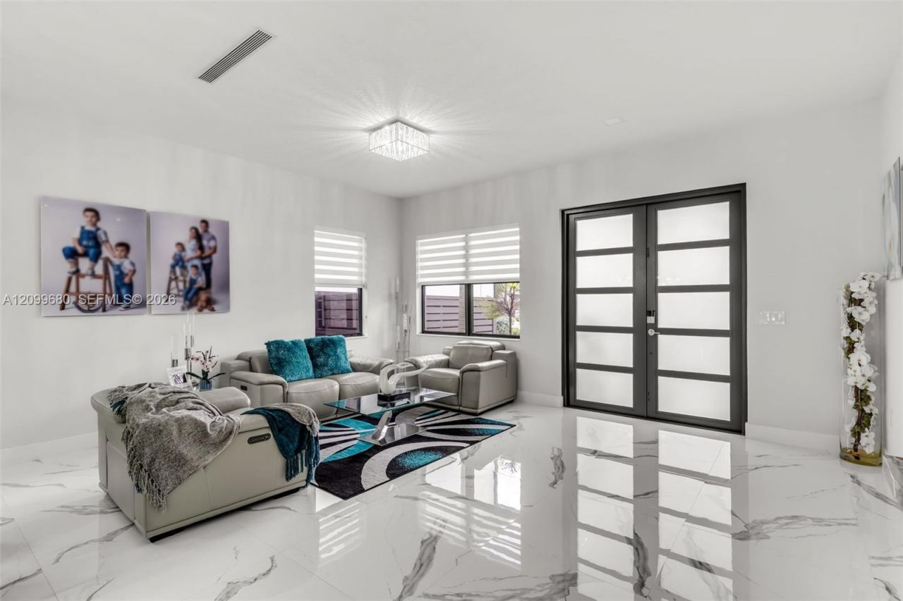 8924 NW 161st Ter, Miami Lakes, FL 33018 Photo