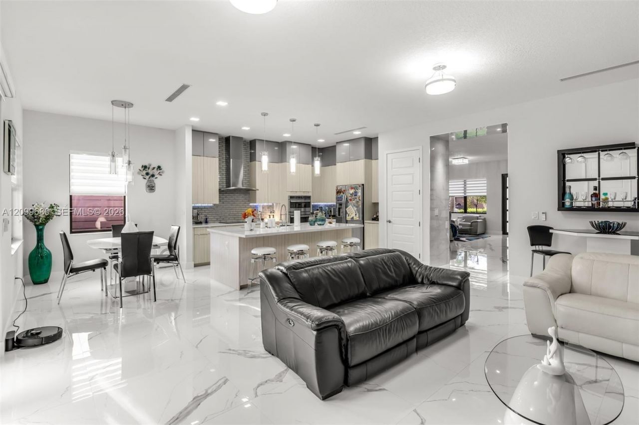 8924 NW 161st Ter, Miami Lakes, FL 33018 Photo