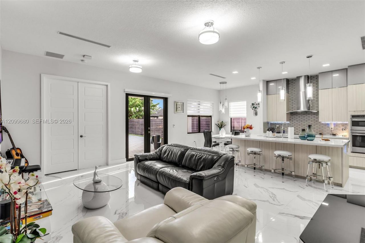 8924 NW 161st Ter, Miami Lakes, FL 33018 Photo