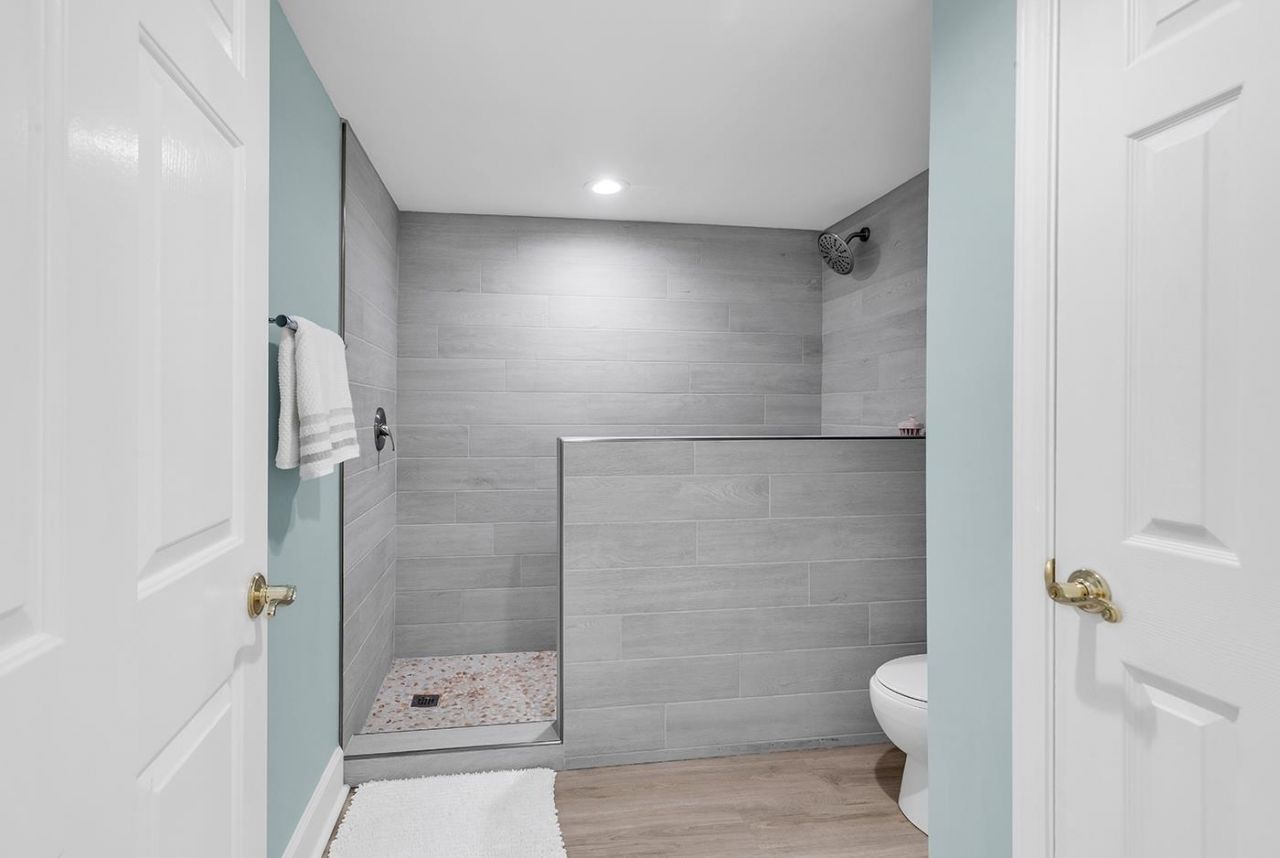 8560 Queensway Blvd. Photo 6