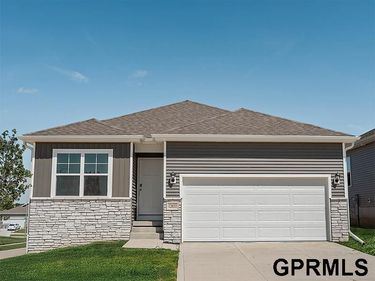 11465 White Pine Drive, Papillion, NE 68046