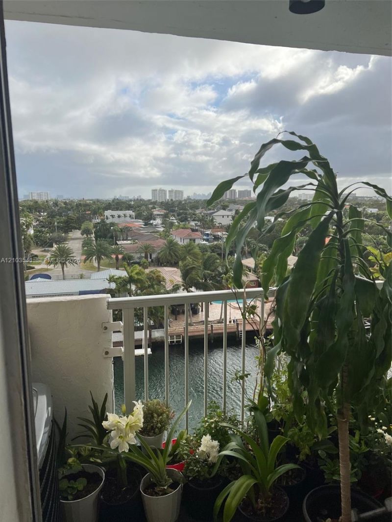 2000 NE 135th St, Unit 707, North Miami, FL 33181 Photo