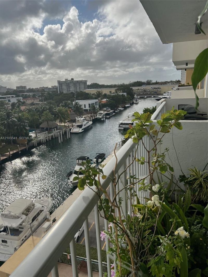 2000 NE 135th St, Unit 707, North Miami, FL 33181 Photo
