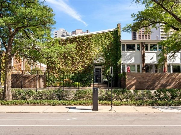 68 W Schiller Street , Chicago, IL 60610