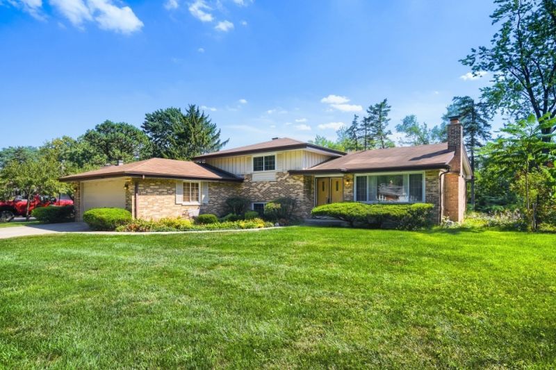883 E Zinnia Lane, Palatine, IL 60074 Main Photo
