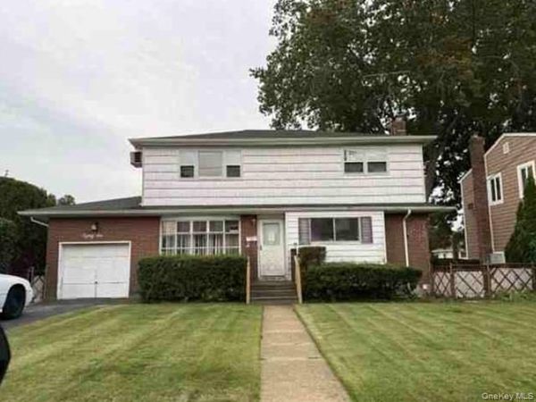 86 Manhattan Avenue , West Babylon, NY 11704