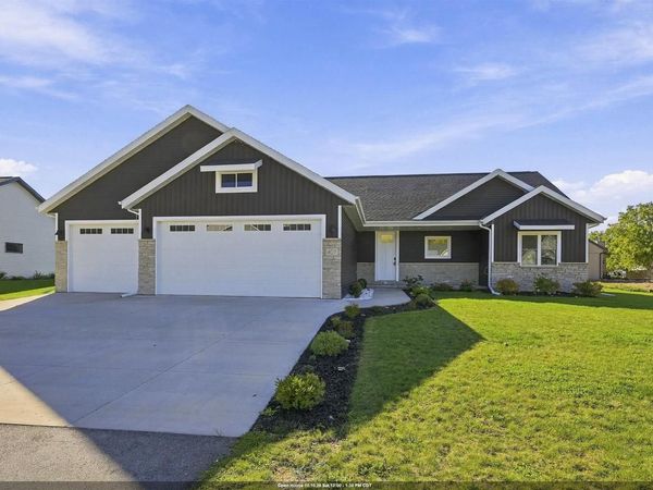 407 JERELYN COURT, Combined Locks, WI 54113