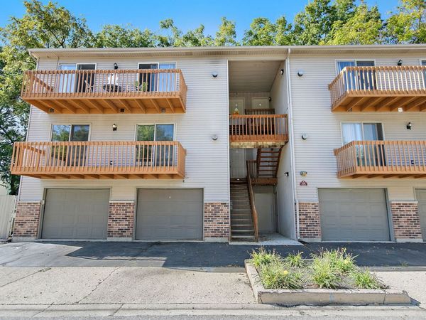 320 Woodridge Circle , Unit B, South Elgin, IL 60177