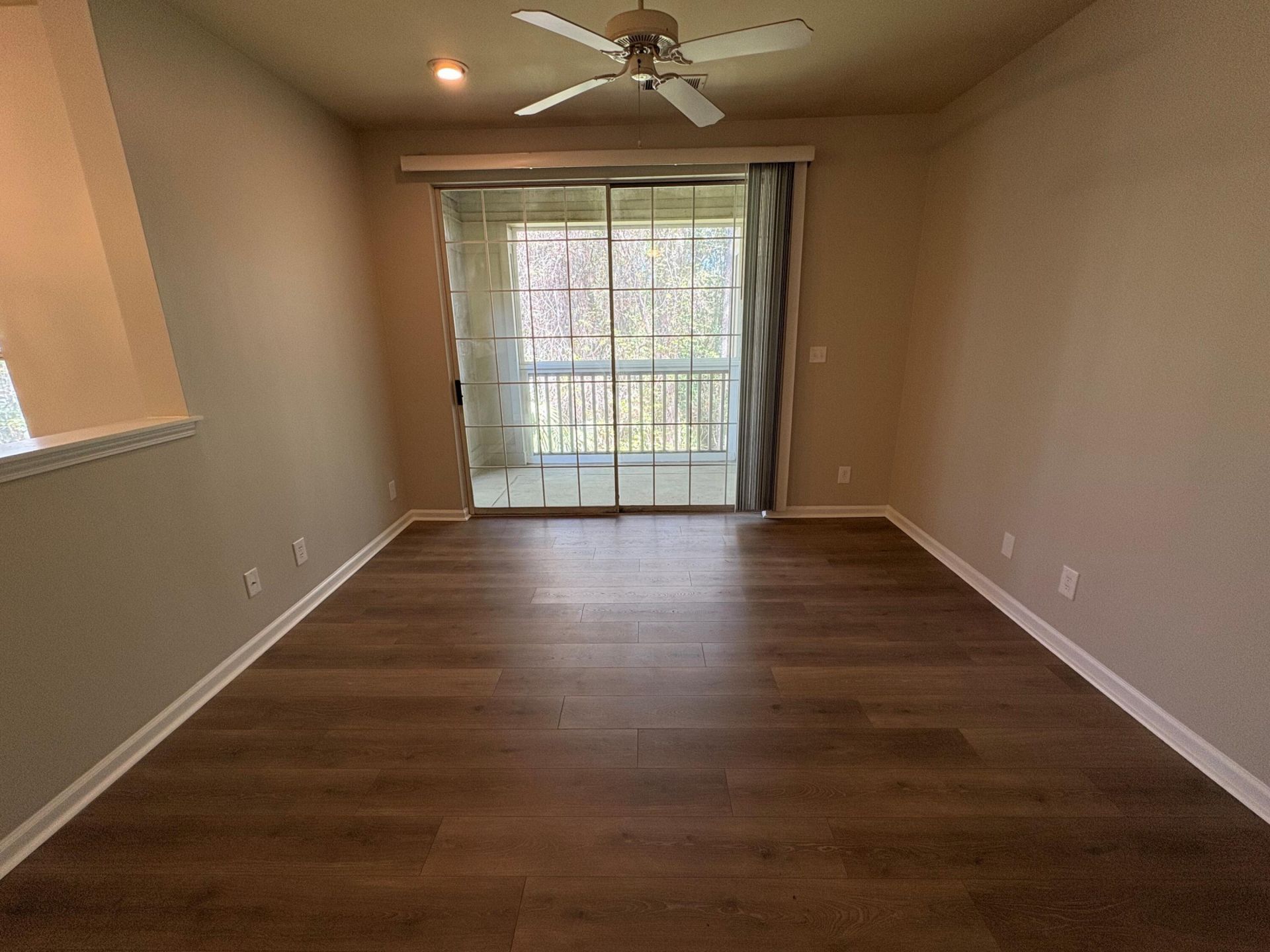 1600 Long Grove Drive Photo 4