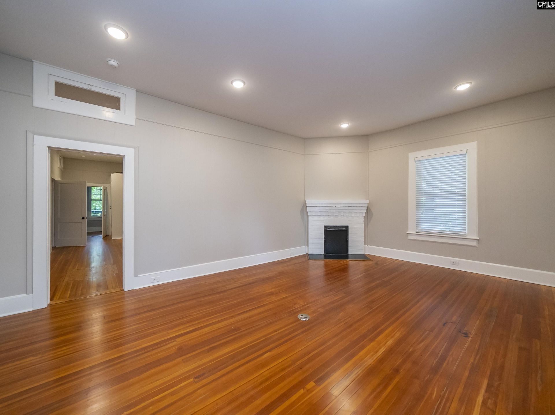 2211 Lee Street Photo 6