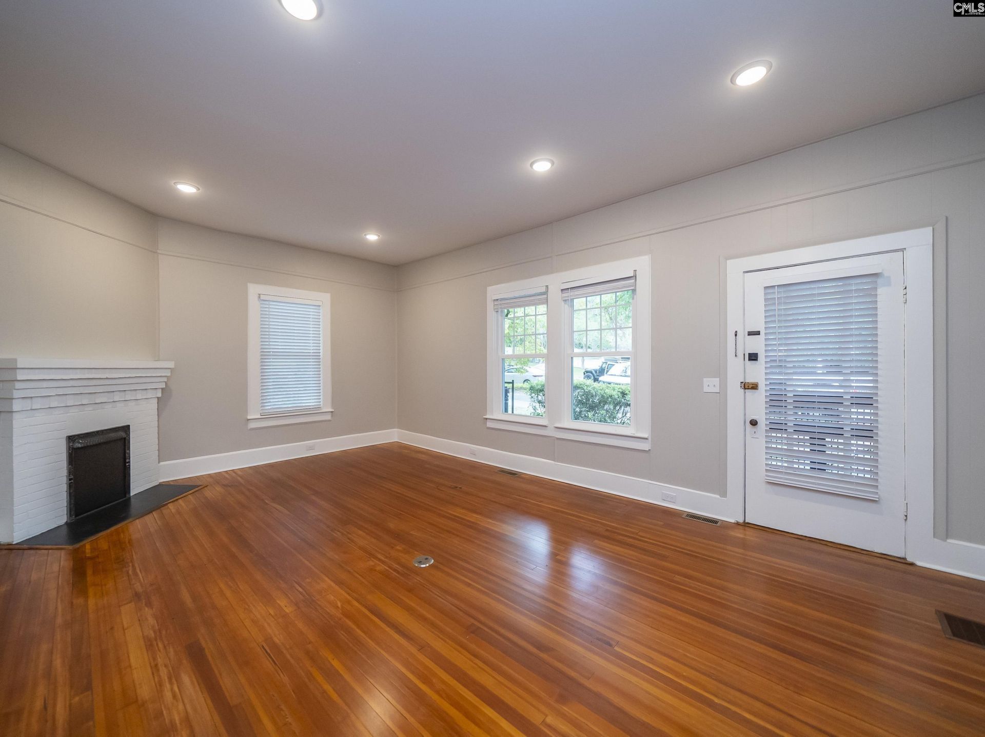 2211 Lee Street Photo 7