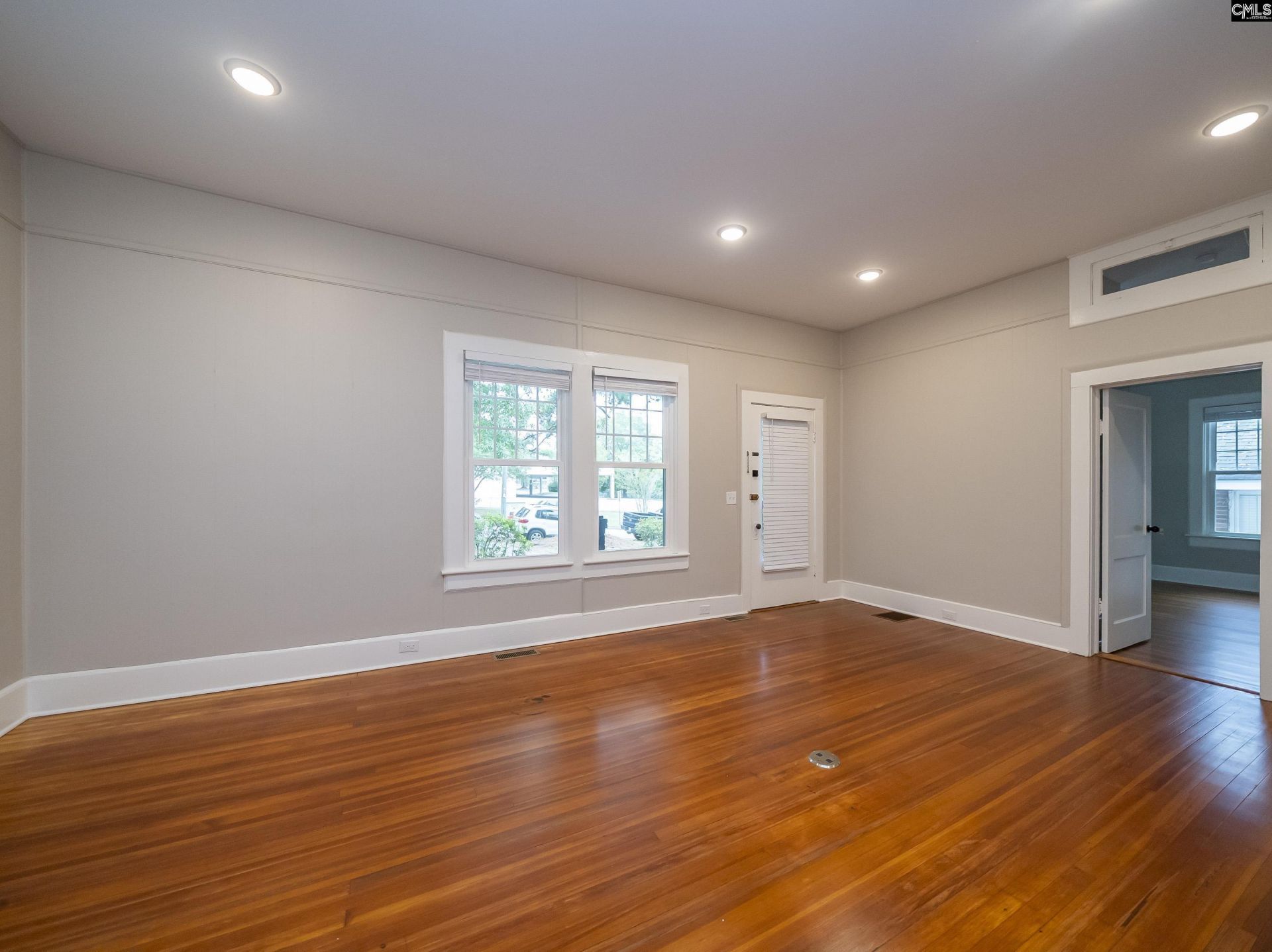 2211 Lee Street Photo 8