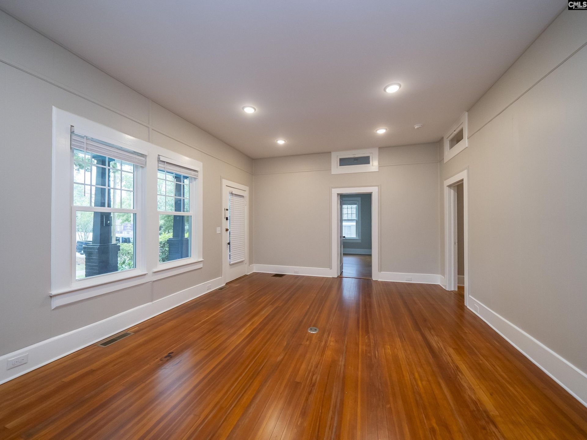 2211 Lee Street Photo 9