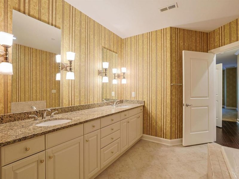 3942 Miami Road, Unit 203, Mariemont, OH 45227 Photo 24