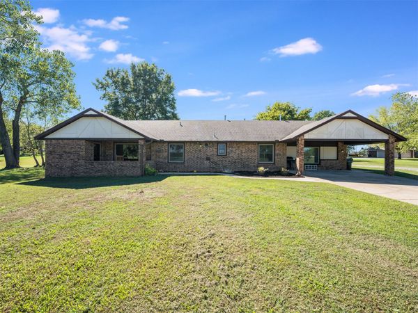 855 E Lowry Road , Claremore, OK 74017