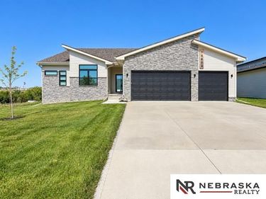10604 Lake Tahoe Drive, Papillion, NE 68046