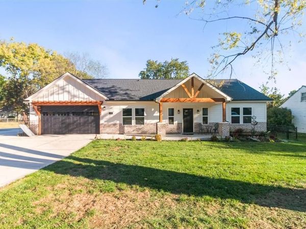 210 SW 7th Street, Oak Grove, MO 64075