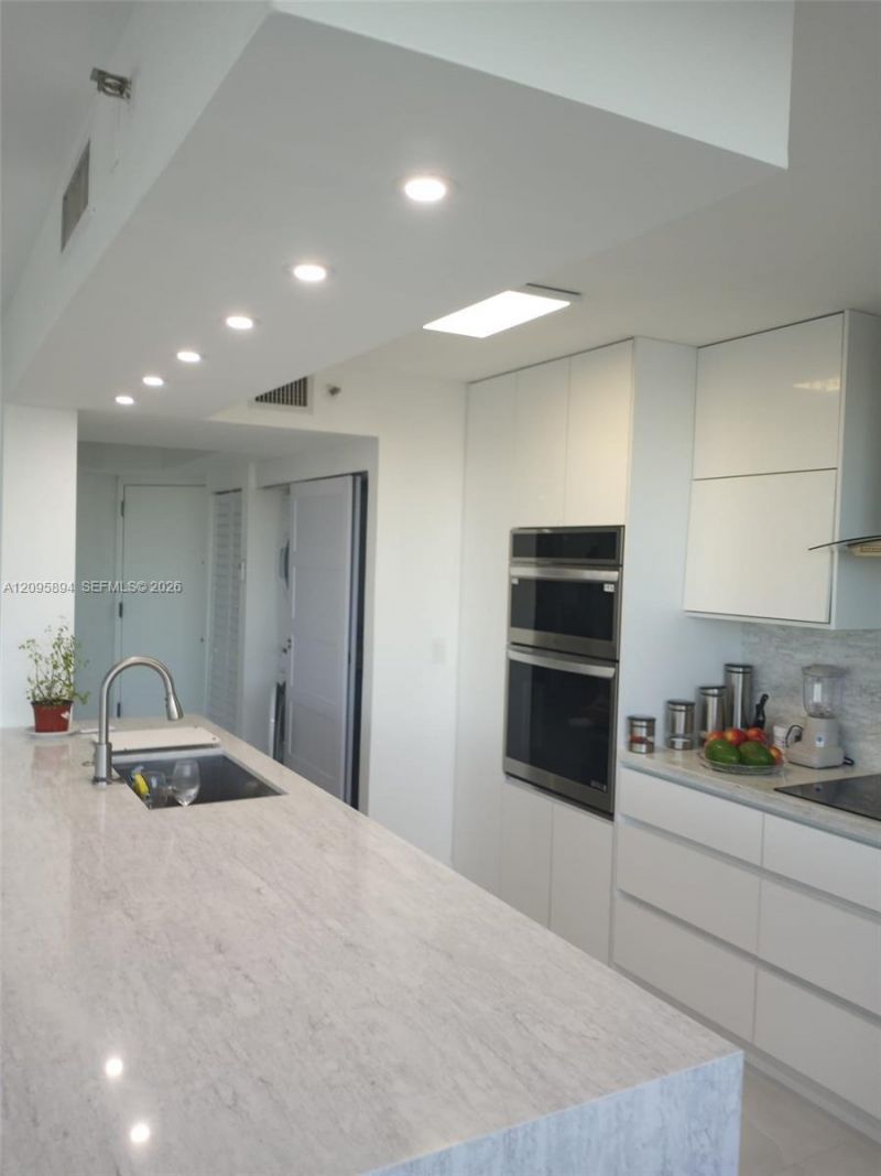 20185 E Country Club Dr , Unit 2406, Aventura, FL 33180 Photo