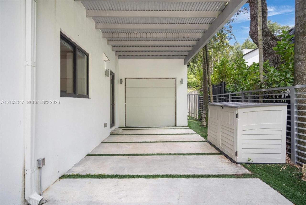 1760 Chucunantah Rd, Miami, FL 33133 Photo