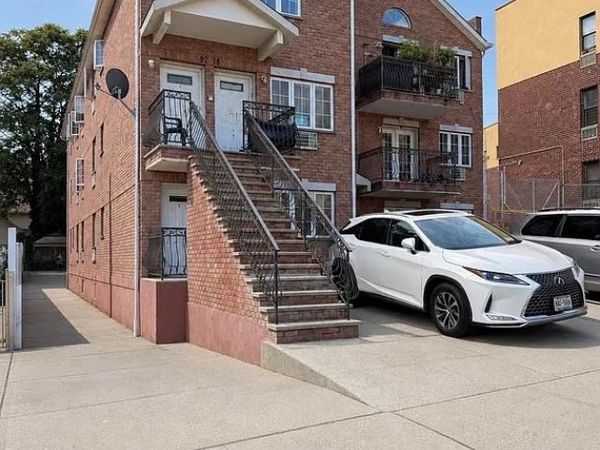 92-18 195th Place, Hollis, NY 11423
