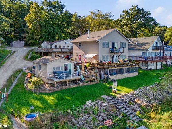 9868 F Avenue, Wapello, IA 52653