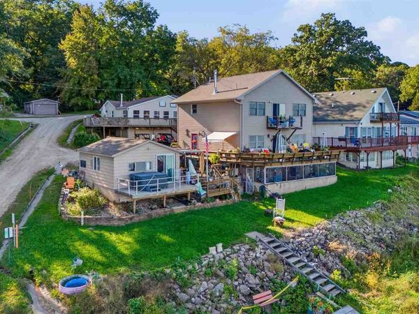 9868 F Ave., Wapello, IA 52653