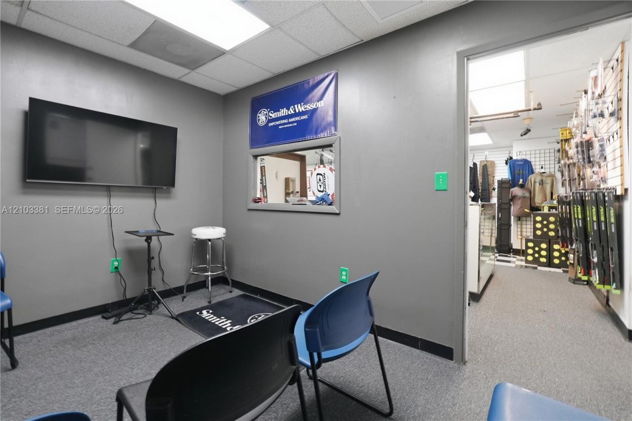3300 W Hallandale Beach Blvd , Hollywood, FL 33023 Photo