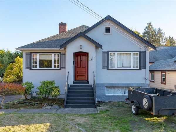 911 Darwin Ave, Saanich, BC V8X 2X8