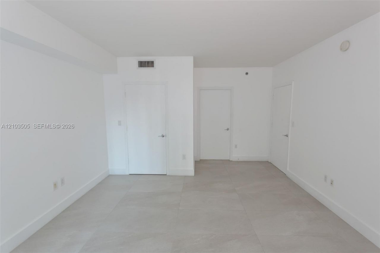 500 Brickell Ave , Unit 1607, Miami, FL 33131 Photo
