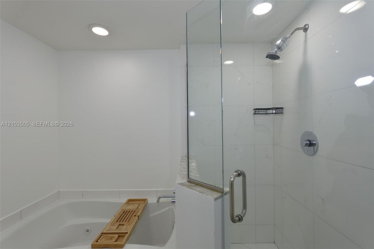 500 Brickell Ave , Unit 1607, Miami, FL 33131 Photo