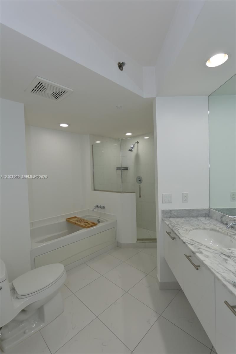 500 Brickell Ave , Unit 1607, Miami, FL 33131 Photo