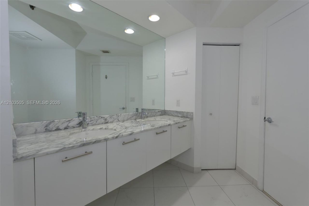 500 Brickell Ave , Unit 1607, Miami, FL 33131 Photo
