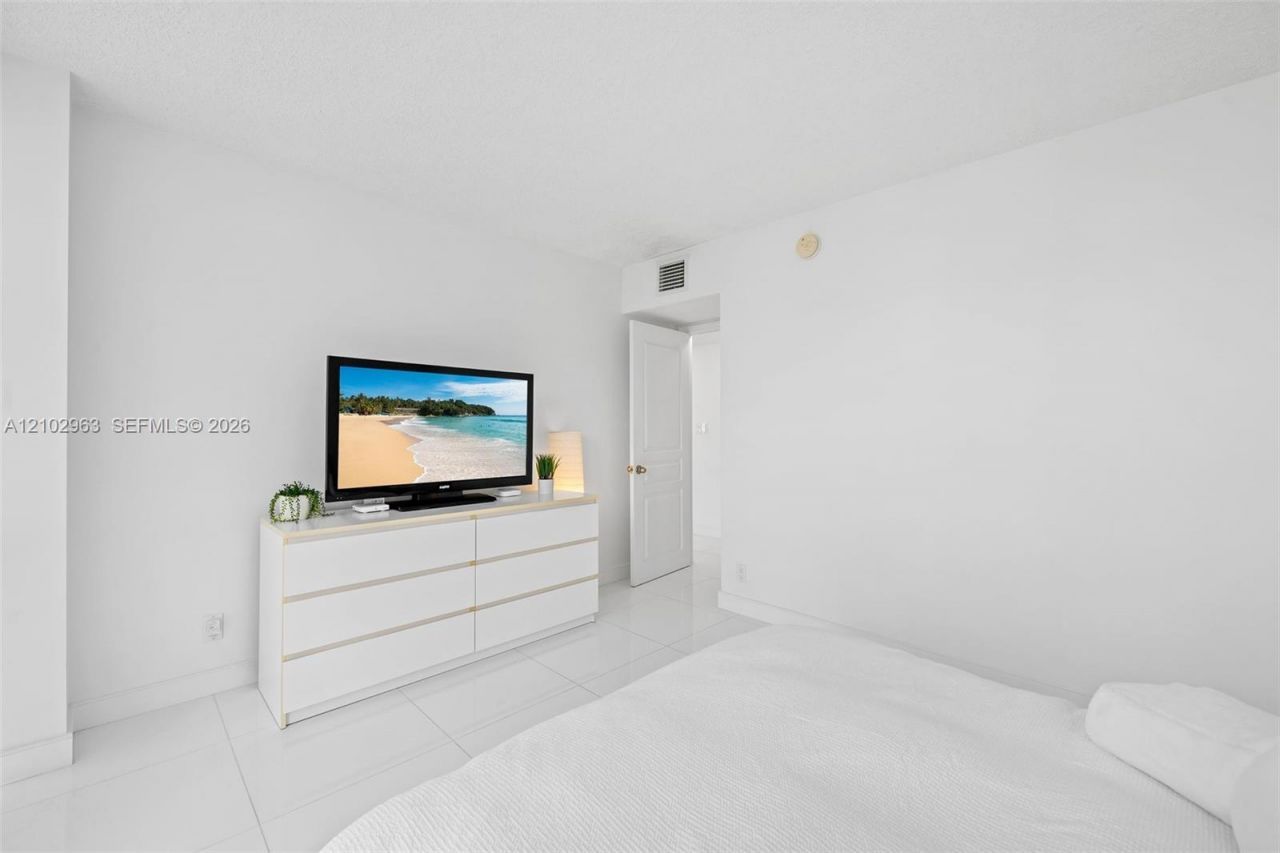 800 Parkview Dr, Unit 221, Hallandale Beach, FL 33009 Photo