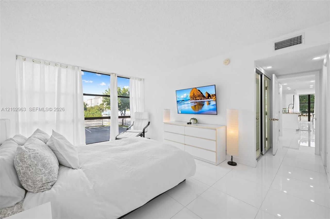 800 Parkview Dr, Unit 221, Hallandale Beach, FL 33009 Photo