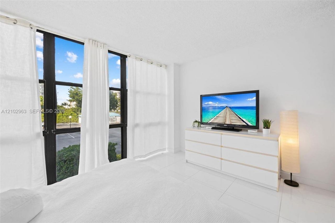 800 Parkview Dr, Unit 221, Hallandale Beach, FL 33009 Photo