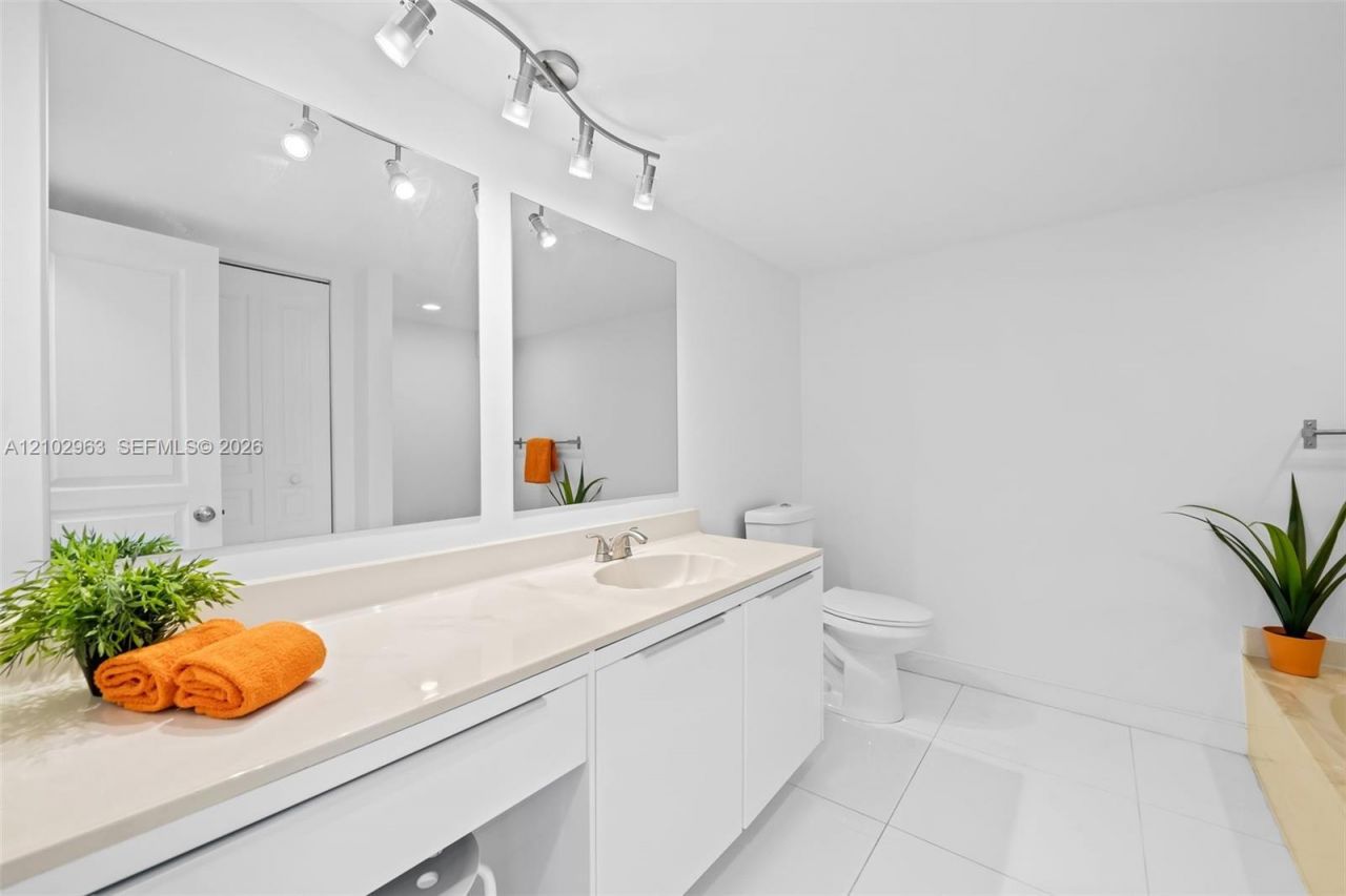 800 Parkview Dr, Unit 221, Hallandale Beach, FL 33009 Photo