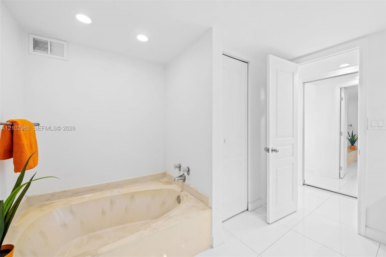 800 Parkview Dr, Unit 221, Hallandale Beach, FL 33009 Photo