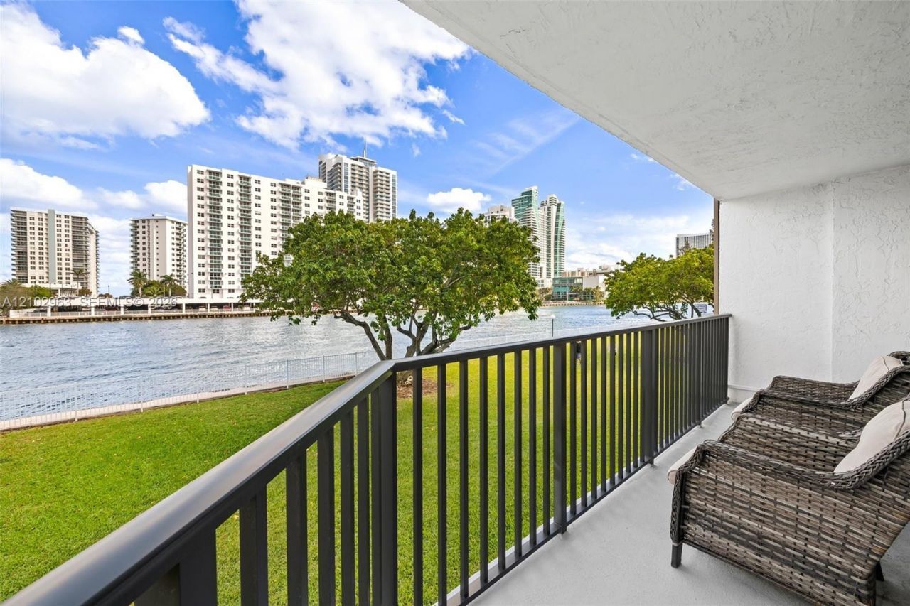 800 Parkview Dr, Unit 221, Hallandale Beach, FL 33009 Photo