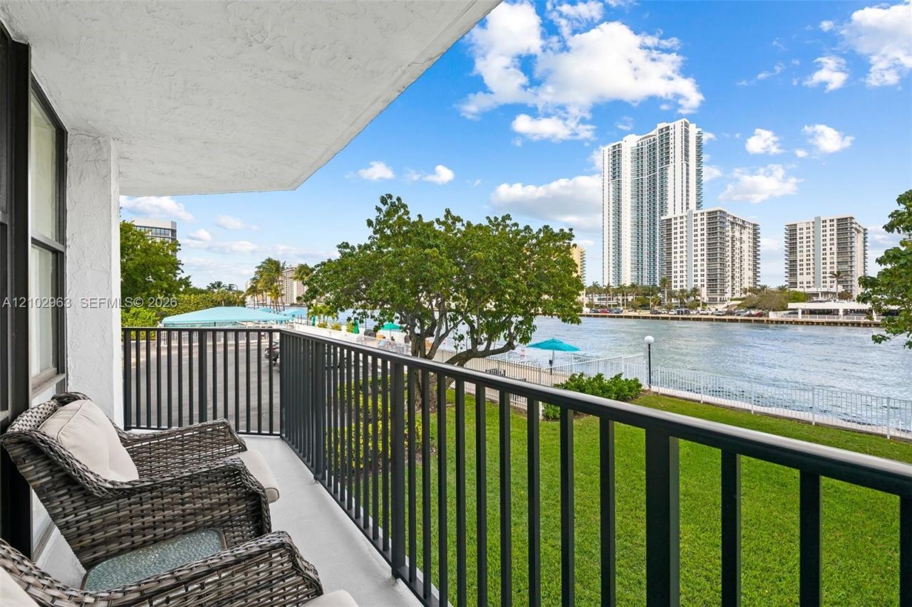 800 Parkview Dr, Unit 221, Hallandale Beach, FL 33009 Photo