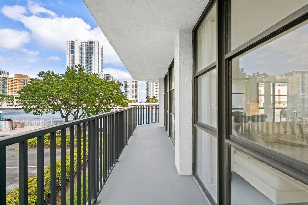 800 Parkview Dr, Unit 221, Hallandale Beach, FL 33009 Photo