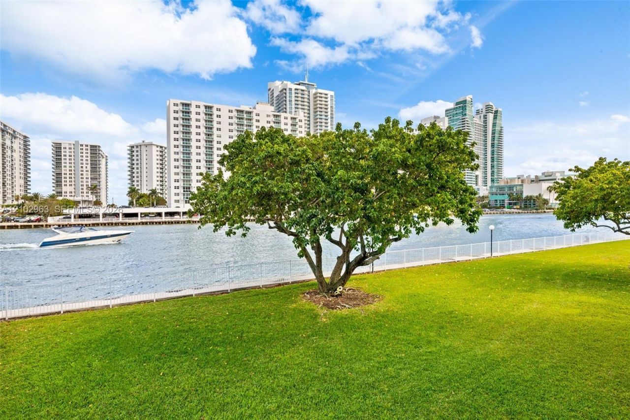 800 Parkview Dr, Unit 221, Hallandale Beach, FL 33009 Photo