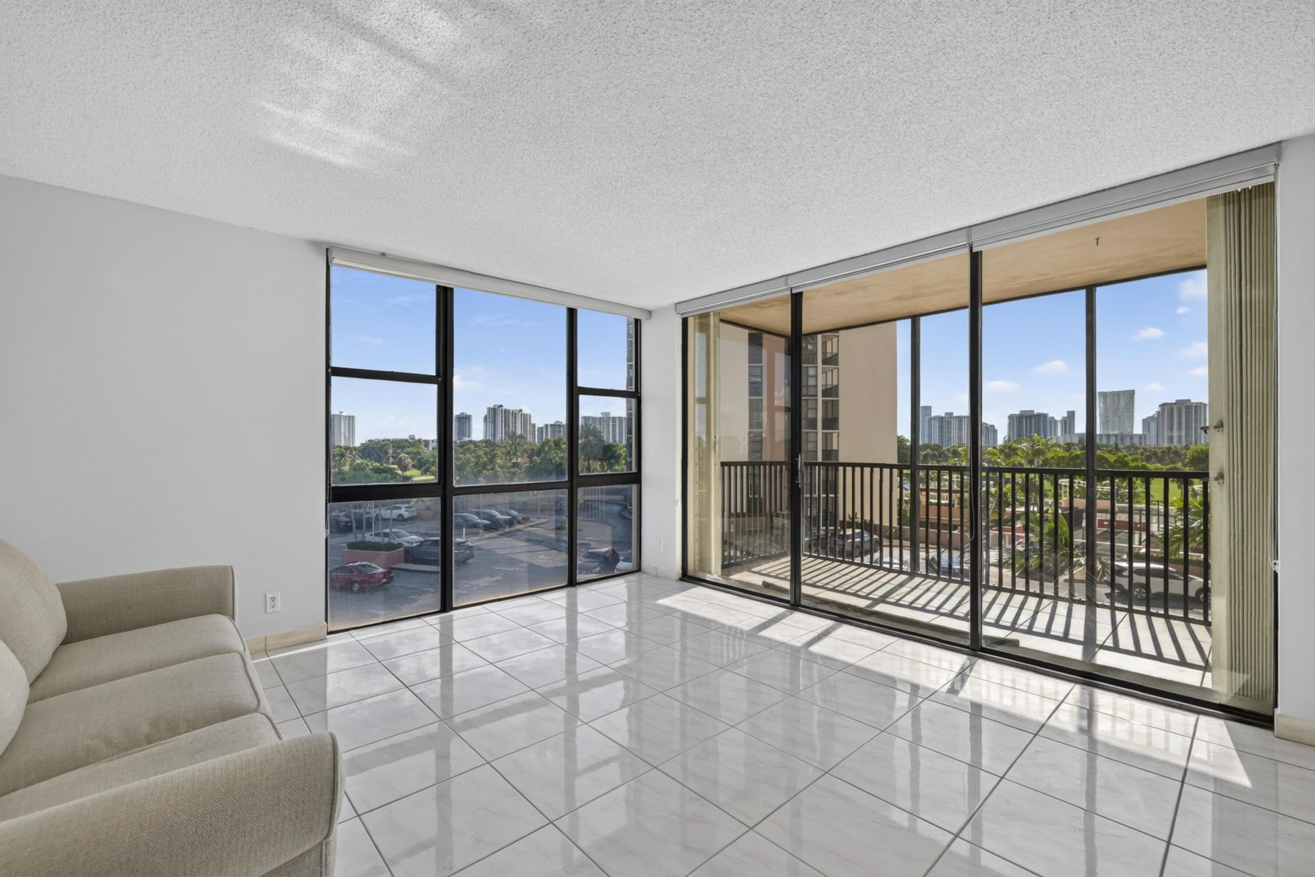 20301 W Country Club Drive, Unit 523, Aventura, FL 33180 Photo