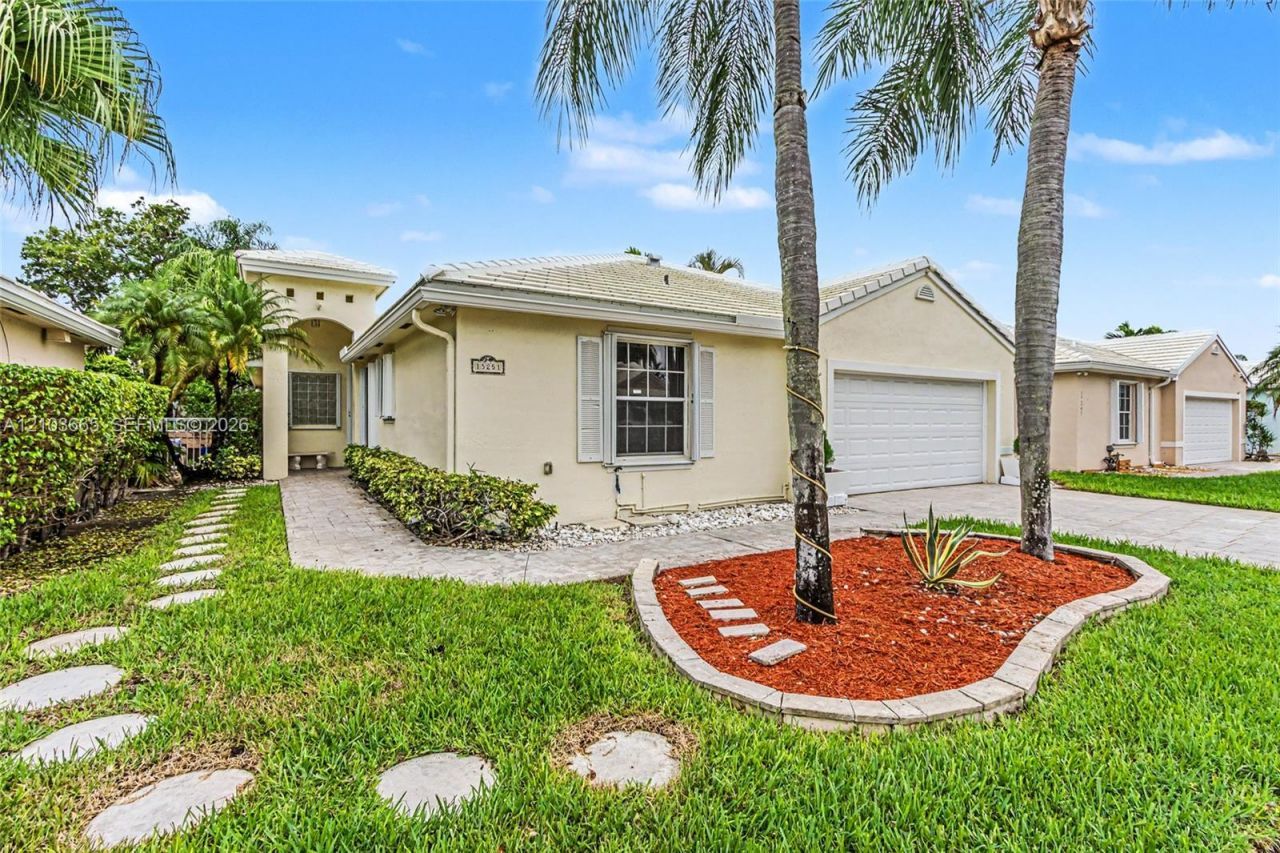 15251 Wilshire Way, Pembroke Pines, FL 33027 Photo