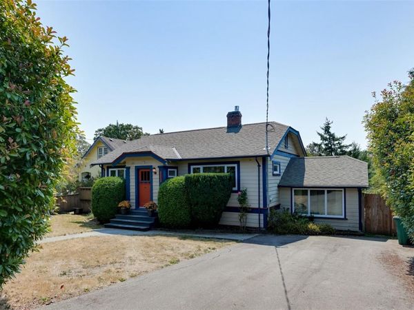 3374 Cook St , Saanich, BC V8X 1A8