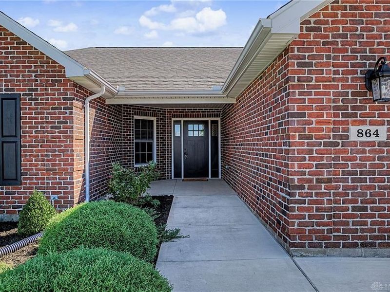 864 W Bentley Circle, Troy, OH 45373 Photo 2
