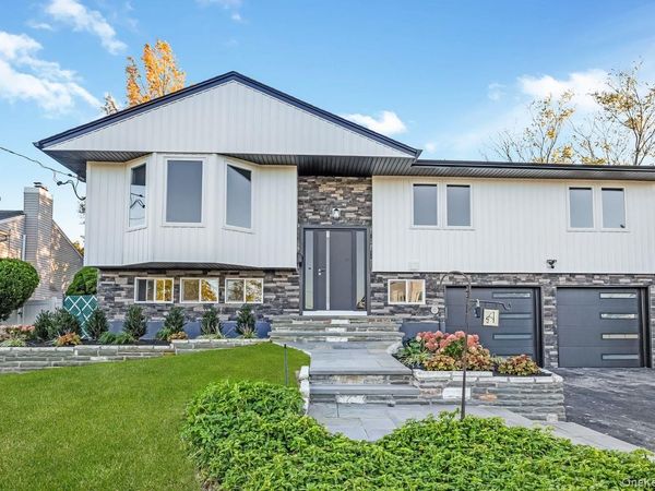 27 Clinton Lane, Hicksville, NY 11801
