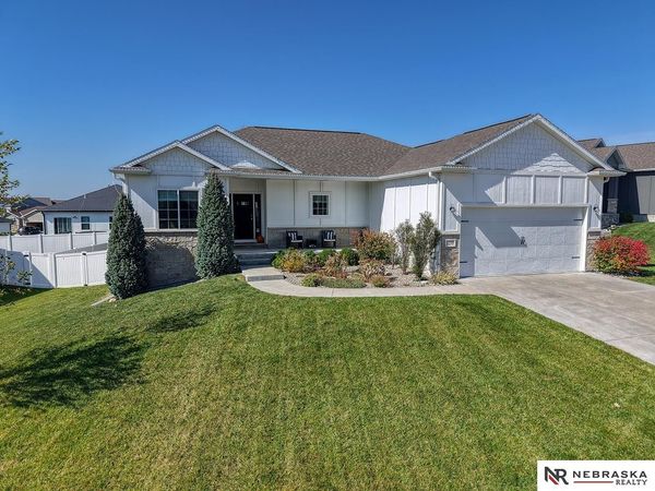 1235 Oakview Drive, Hickman, NE 68372